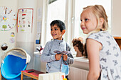 Junge und Mädchen spielen im Klassenzimmer
