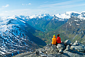 Paar mit Blick auf Berge