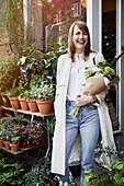 Lächelnde Frau mit Blumenstrauß in der Hand