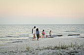 Familie beim Spaziergang am Meer