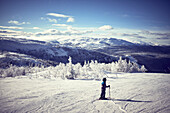 Junge beim Skifahren in den Bergen