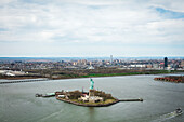 Luftaufnahme von Liberty Island mit Freiheitsstatue, New York City, USA