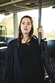 Schwangere Frau reist mit dem Bus
