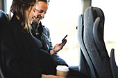 Schwangere Frau und ihr Freund auf einer Busreise