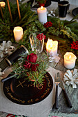 Tisch mit Weihnachtsdekoration