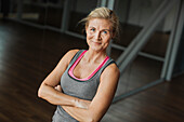 Porträt einer lächelnden reifen Frau im Fitnessstudio