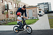 Junge lernt Fahrrad fahren
