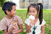 Bruder und Schwester essen Eiscreme