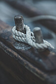 Nahaufnahme eines Seils auf einem Holzboot