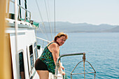 Reife Frau auf Boot