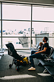 Vater und Sohn sitzen am Flughafen