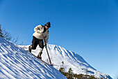 Person beim Skifahren in traditioneller Kleidung