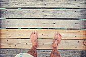 Füße auf dem Bootssteg