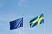 EU-Flagge und schwedische Flagge