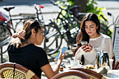 Frauen im Cafe