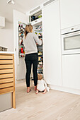 Frau prüft Kühlschrank