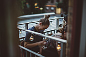 Lächelnde Frauen auf Balkon