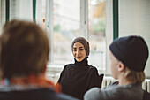Lächelnde Frau mit Hidschab