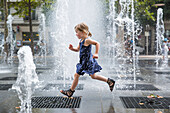 Mädchen rennt über Brunnen