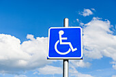 Behindertenschild gegen den Himmel