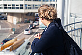 Frau mit Blick auf den Verkehr