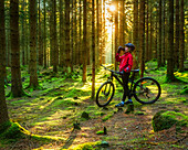 Radfahrer im Wald