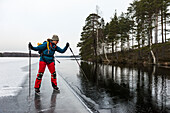 Schlittschuhläufer auf zugefrorenem See