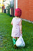 Mädchen im Kleinkindalter trägt Tasche