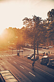 Straße in der Stadt bei Sonnenuntergang