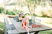 Gedeckter Tisch für Party im Garten