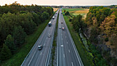 Autos auf der Autobahn, Luftaufnahme