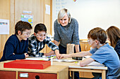 Kinder mit Lehrer im Klassenzimmer