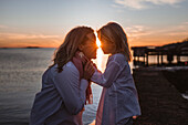 Mutter und Tochter bei Sonnenuntergang