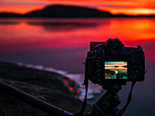 Sonnenuntergang am See auf dem Bildschirm der Digitalkamera