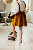 Mädchen fährt zu Hause Skateboard