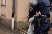 Polizistin umarmt Tochter