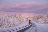 Lastwagen auf winterlicher Straße