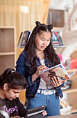 Mädchen im Teenageralter liest ein Buch