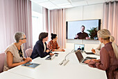 Menschen während einer Videokonferenz