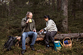 Pärchen beim Picknick im Wald