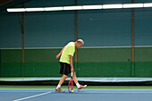 Mann spielt Tennis