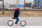 Mädchen beim Radfahren
