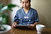 Krankenschwester mit digitalem Tablet