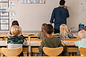 Schülerinnen und Schüler im Klassenzimmer