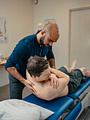 Patientin in der Praxis eines Physiotherapeuten