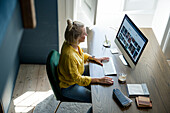 Frau im Büro am Computer