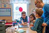 Lehrerin hilft Kindern im Klassenzimmer