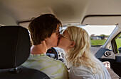 Pärchen küsst sich im Auto