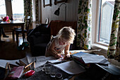 Mädchen zeichnet zu Hause