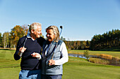 Älteres Paar auf dem Golfplatz